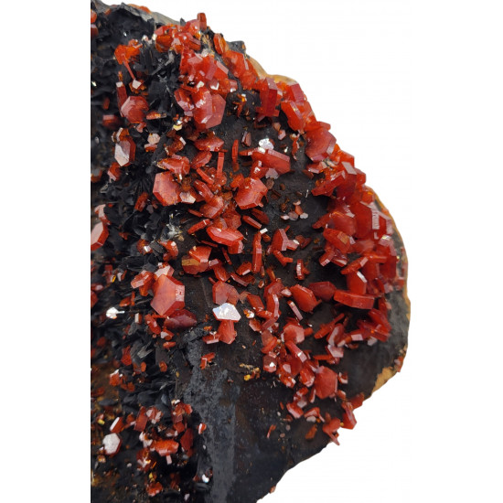 vanadinite on barite and goethite