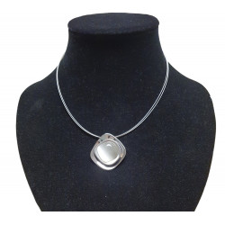 collier oeil de chat blanc