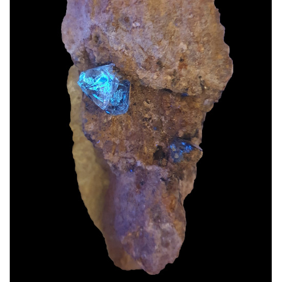 quartz with petroleum inclusion (UV reactive)