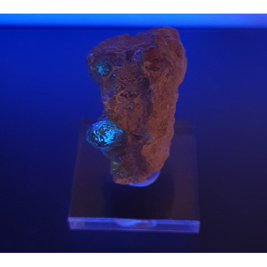 quartz with petroleum inclusion (UV reactive)