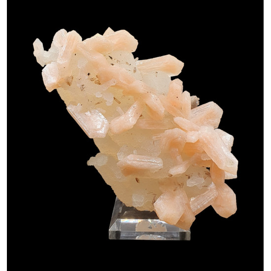 stilbite on chalcedony on calcite