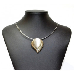 collier oeil de chat blanc