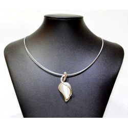 collier oeil de chat blanc