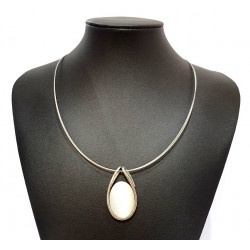 collier oeil de chat blanc