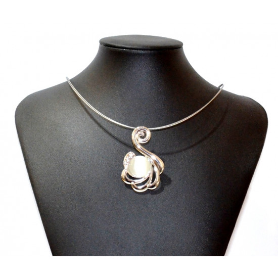 collier oeil de chat blanc