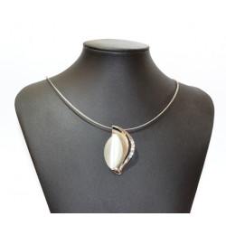 collier oeil de chat blanc